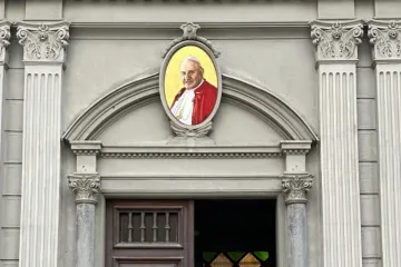 Imagem do papa são João XXIII acima da entrada da catedral do Espírito Santo, Istambul