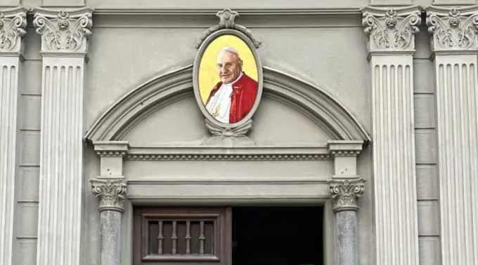 Imagem do papa são João XXIII acima da entrada da catedral do Espírito Santo, Istambul ?? 