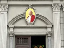 Imagem do papa são João XXIII acima da entrada da catedral do Espírito Santo, Istambul.