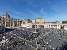 Praça de São Pedro na cerimônia em que o papa Leão XIV proclamou são João Henrique Newman doutor da Igreja.