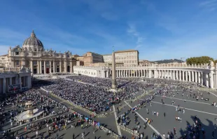 Praça de São Pedro na cerimônia em que o papa Leão XIV proclamou são João Henrique Newman doutor da Igreja.
