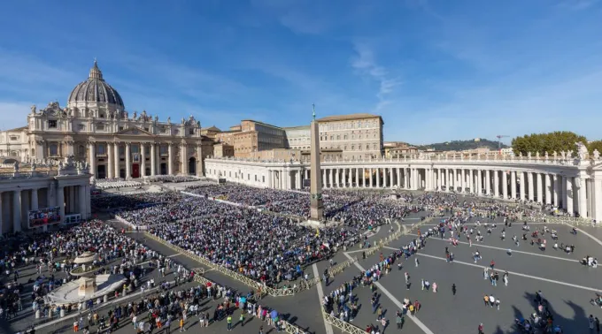 Praça de São Pedro na cerimônia em que o papa Leão XIV proclamou são João Henrique Newman doutor da Igreja ?? 