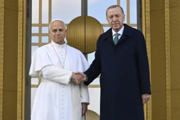 Leão XIV com o presidente da Turquia, Recep Tayyip Erdoğan, em Ancara, Turquia, em 27 de novembro de 2025