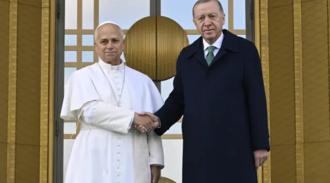 Leão XIV com o presidente da Turquia, Recep Tayyip Erdoğan, em Ancara, Turquia, em 27 de novembro de 2025 ?? 