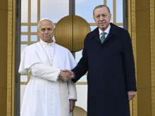 Papa Leão XIV ontem (27) com o presidente da Turquia, Recep Tayyip Erdoğan, em Ancara, Turquia.