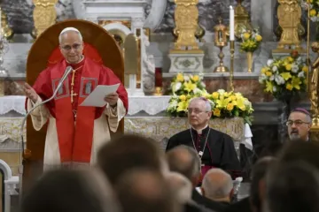 Leão XIV encoraja o clero católico, os religiosos e religiosas e os agentes pastorais leigos a enxergarem o pequeno tamanho da comunidade católica como uma força, durante um encontro na Catedral do Espírito Santo em Istambul, Turquia, em 28 de novembro de 2025