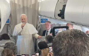 Papa Leão XIV fala à imprensa durante seu voo para o Líbano em 30 de novembro de 2025.