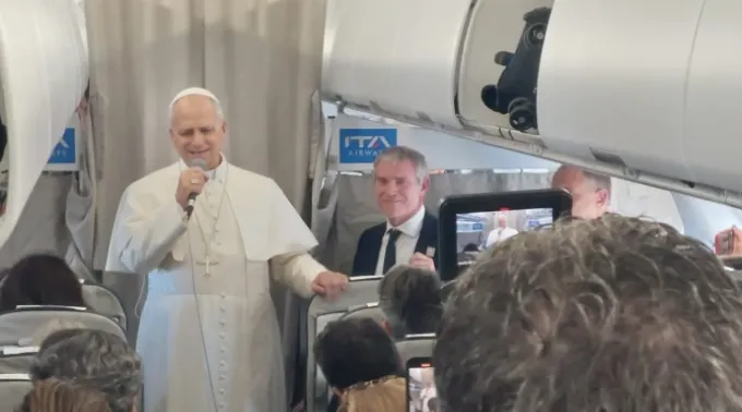 Papa Leão XIV fala à imprensa durante seu voo para o Líbano em 30 de novembro de 2025. ?? 