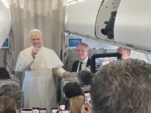 Papa Leão XIV fala à imprensa durante seu voo para o Líbano em 30 de novembro de 2025.