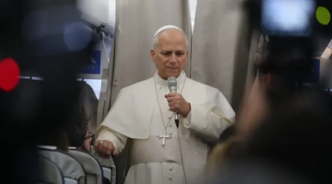 Papa Leão XIV fala com repórteres em seu voo de Beirute para Roma em 2 de dezembro de 2025. ?? 