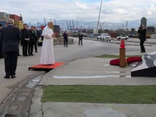 O papa Leão XIV reza em silêncio no local da explosão no porto de Beirute, Líbano, em 2 de dezembro de 2025.