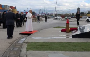 O papa Leão XIV reza em silêncio no local da explosão no porto de Beirute, Líbano, em 2 de dezembro de 2025.