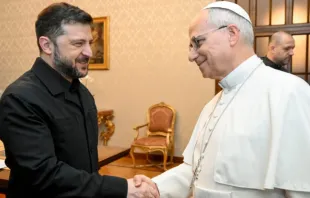 O papa Leão XIV cumprimenta hoje (9) o presidente da Ucrânia, Volodymyr Zelensky, em Castel Gandolfo, Itália.