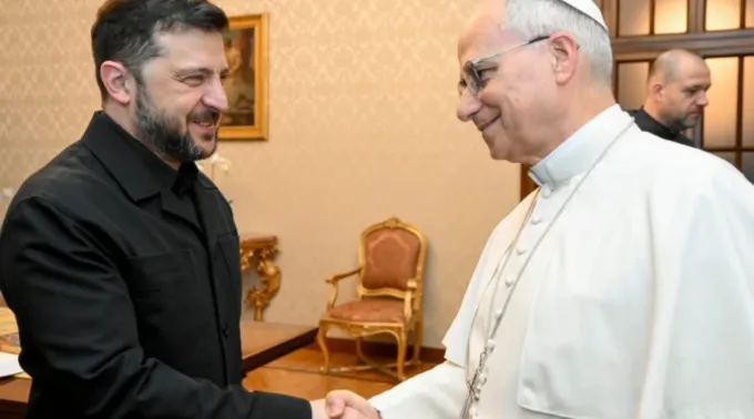 Leão XIV cumprimenta Volodymyr Zelensky em Castel Gandolfo em 9 de dezembro de 2025 ?? 