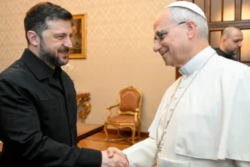 Leão XIV cumprimenta Volodymyr Zelensky em Castel Gandolfo em 9 de dezembro de 2025