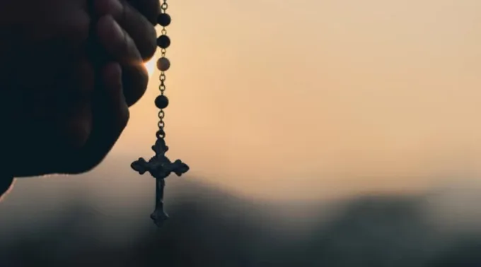 Mãos segurando terço ?? 