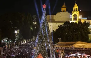 Espectadores se reúnem na praça da Natividade na cerimônia de iluminação da árvore de Natal em Belém, Cisjordânia, no último sábado (6).
