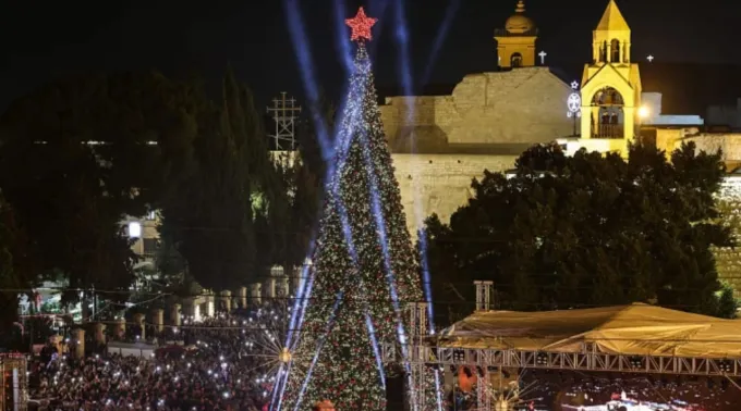 Espectadores se reúnem na praça da Natividade na cerimônia de iluminação da árvore de Natal em Belém, Cisjordânia, em 6 de dezembro de 2025 ?? 