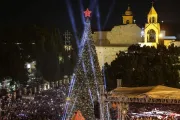 Espectadores se reúnem na praça da Natividade na cerimônia de iluminação da árvore de Natal em Belém, Cisjordânia, no último sábado (6).