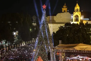 Espectadores se reúnem na praça da Natividade na cerimônia de iluminação da árvore de Natal em Belém, Cisjordânia, em 6 de dezembro de 2025