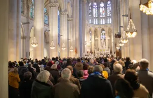 Peregrinos se reúnem para a missa no Santuário de Nossa Senhora de Montligeon, na Normandia, França, em 16 de novembro de 2025, na “Peregrinação ao Céu”, dedicada à oração pelas almas do purgatório.