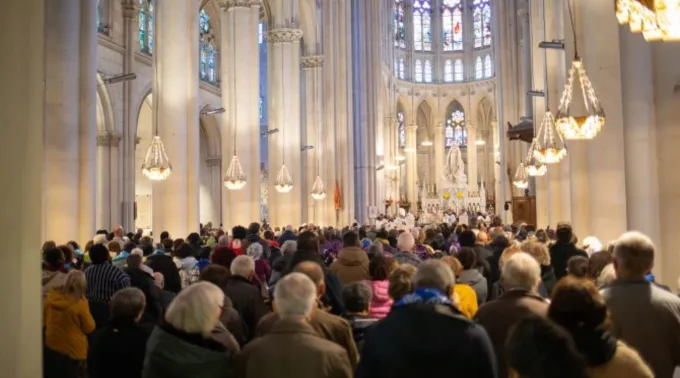 Peregrinos se reúnem para a missa no Santuário de Nossa Senhora de Montligeon, na Normandia, França, em 16 de novembro de 2025, na “Peregrinação ao Céu”, dedicada à oração pelas almas do purgatório ?? 