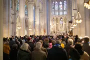 Peregrinos se reúnem para a missa no Santuário de Nossa Senhora de Montligeon, na Normandia, França, em 16 de novembro de 2025, na “Peregrinação ao Céu”, dedicada à oração pelas almas do purgatório.
