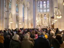 Peregrinos se reúnem para a missa no Santuário de Nossa Senhora de Montligeon, na Normandia, França, em 16 de novembro de 2025, na “Peregrinação ao Céu”, dedicada à oração pelas almas do purgatório.