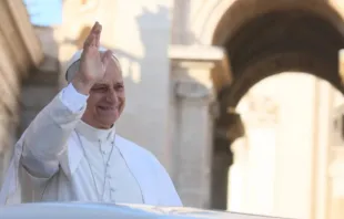 O papa Leão XIV saúda peregrinos.