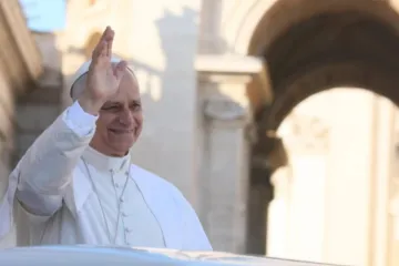 O papa Leão XIV saúda peregrinos