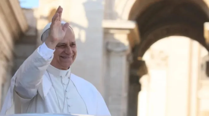 O papa Leão XIV saúda peregrinos ?? 