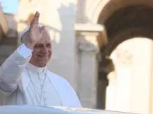 O papa Leão XIV saúda peregrinos.