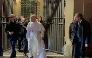 O papa Leão XIV fala ontem (9) à imprensa em Castel Gandolfo, Itália.