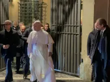 O papa Leão XIV fala ontem (9) à imprensa em Castel Gandolfo, Itália.
