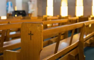 Relatório do Pew Research Center mosta que a quantidade de adultos nos EUA que se identificam com o cristianismo, com outra religião ou sem religião permaneceu estável.