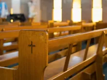 Relatório do Pew Research Center mosta que a quantidade de adultos nos EUA que se identificam com o cristianismo, com outra religião ou sem religião permaneceu estável.