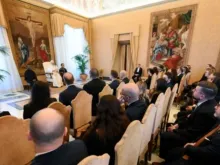 O papa Leão XIV em audiência ontem (10) com políticos europeus no Vaticano.