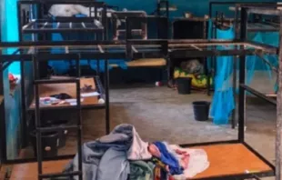Camas vazias num dormitório estudantil na Escola Católica de de St. Mary, na diocese de Kontagora, Nigéria, em 21 de novembro de 2025.