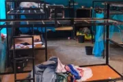 Camas vazias num dormitório estudantil na Escola Católica de de St. Mary, na diocese de Kontagora, Nigéria, em 21 de novembro de 2025.