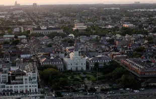 A catedral de St. Louis e a praça Jackson vistas ao pôr do sol perto do Bairro Francês, no centro de Nova Orleans, EUA, em 10 de abril de 2010.