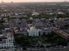 A catedral de St. Louis e a praça Jackson vistas ao pôr do sol perto do Bairro Francês, no centro de Nova Orleans, EUA, em 10 de abril de 2010.
