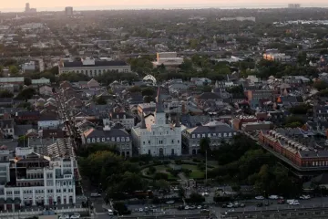 A catedral de St. Louis e a praça Jackson vistas ao pôr do sol perto do Bairro Francês, no centro de Nova Orleans, EUA, em 10 de abril de 2010