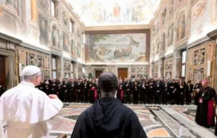 Papa Leão XIV recebe ontem (11) membros do Pontifício Instituto de Arqueologia Cristã, na Sala Clementina, no Vaticano.