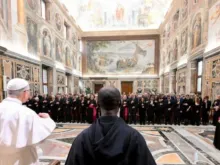 Papa Leão XIV recebe ontem (11) membros do Pontifício Instituto de Arqueologia Cristã, na Sala Clementina, no Vaticano.