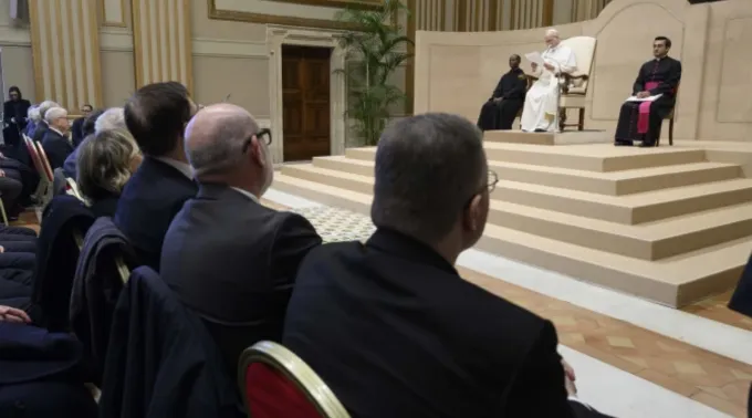 O papa Leão XIV discursa para pessoas que trabalham no setor de inteligência da Itália no Salão das Bênção, no Vaticano, em 12 de dezembro de 2025 ?? 