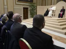 O papa Leão XIV discursa hoje (12) para pessoas que trabalham no setor de inteligência da Itália no Salão das Bênção, no Vaticano.