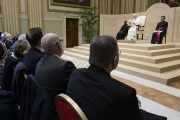 O papa Leão XIV discursa para pessoas que trabalham no setor de inteligência da Itália no Salão das Bênção, no Vaticano, em 12 de dezembro de 2025