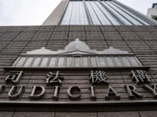 Vista geral da placa do tribunal de West Kowloon, onde o julgamento por segurança nacional de Jimmy Lai, magnata da mídia de Hong Kong, estava sendo realizado em Hong Kong em 28 de agosto de 2025.