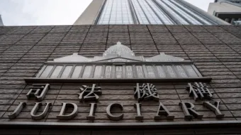 Vista geral da placa do tribunal de West Kowloon, onde o julgamento por segurança nacional de Jimmy Lai, magnata da mídia de Hong Kong, estava sendo realizado em Hong Kong em 28 de agosto de 2025.