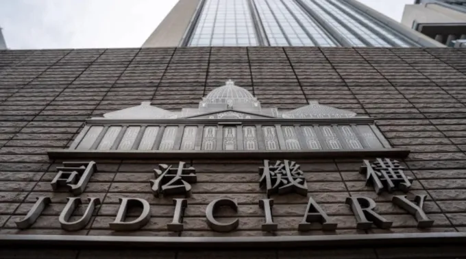 Vista geral da placa do tribunal de West Kowloon, onde o julgamento por segurança nacional de Jimmy Lai, magnata da mídia de Hong Kong, estava sendo realizado em Hong Kong em 28 de agosto de 2025 ?? 